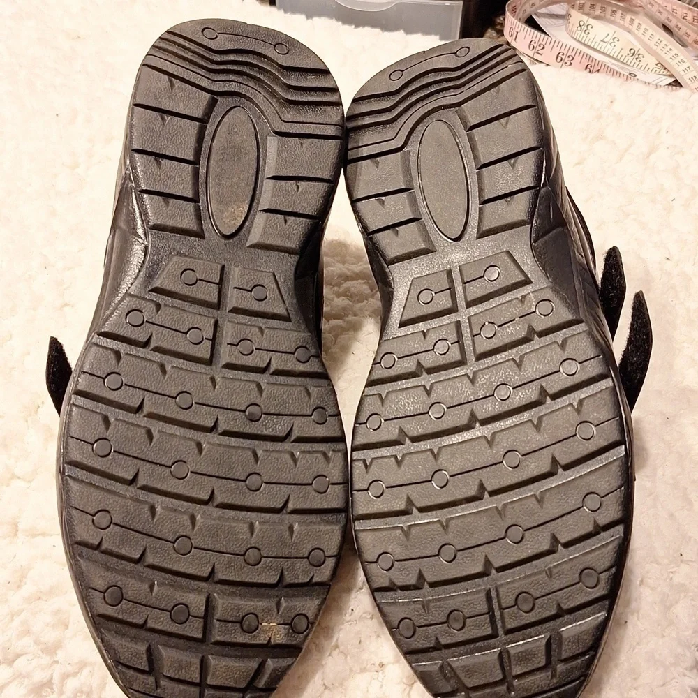 Mens Answer solid black hook and loop sneakers. Like new***** size 14